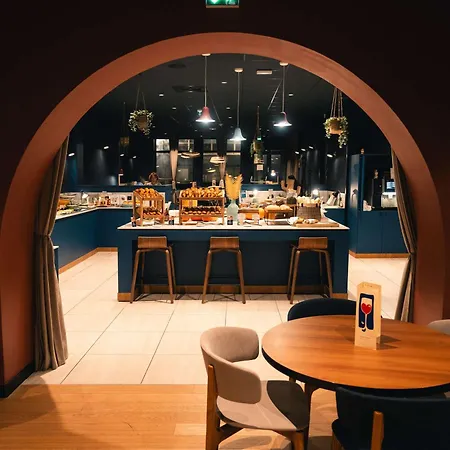 诺沃特里尔中央格兰德广场酒店 4* 里尔